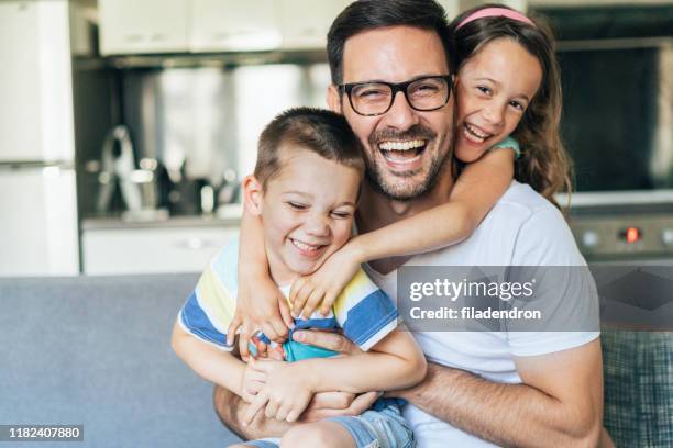 verticale du père et des enfants - famille avec des lunettes de vue photos et images de collection