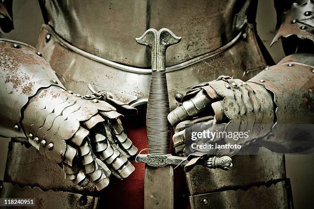 mittelalterliche metall rüstung und schwert. - traditionelle rüstung stock-fotos und bilder