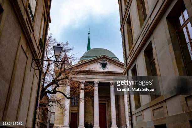 the cathedral of saint-pierre in geneva - st pierre cathedral geneva stock pictures, royalty-free photos & images
