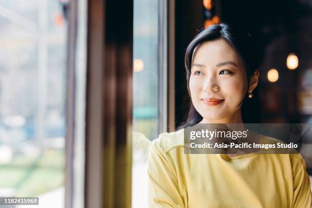 retrato de una empresaria asiática segura de sí misma. - korean fotografías e imágenes de stock