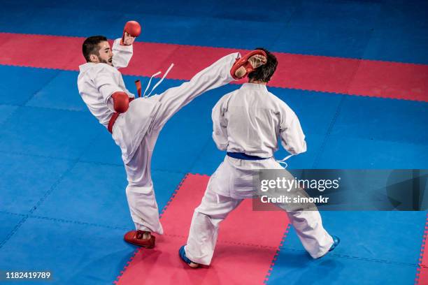 giocatori di karate che competono durante il match - karate foto e immagini stock