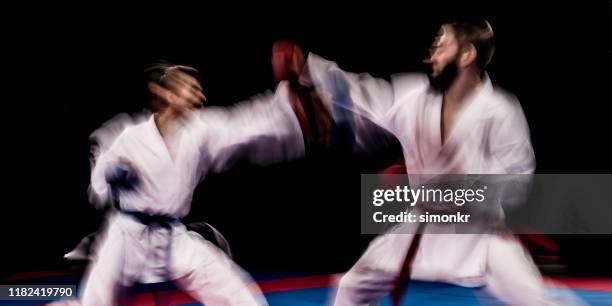 joueurs de karaté en compétition pendant le match - karateka photos et images de collection