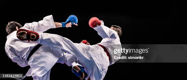 giocatori di karate che competono durante il match - karate foto e immagini stock