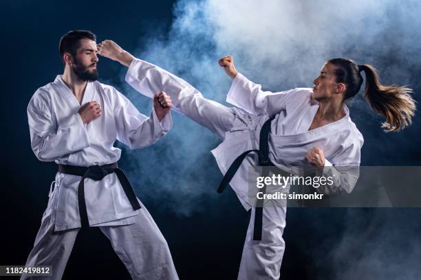 karatespieler, die während des spiels gegeneinander antreten - karateka stock-fotos und bilder