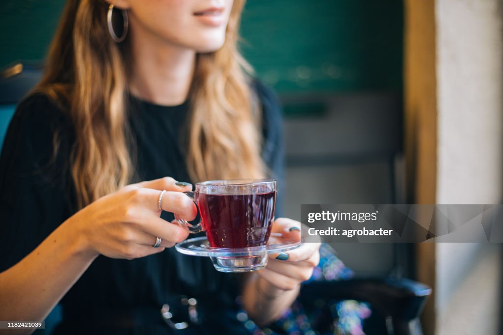 Frau mit Wintertee beim Kaffee