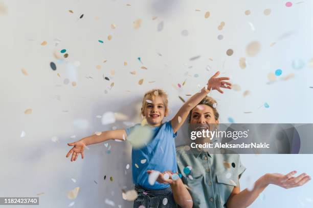 het is confetti tijd! - kids excited stockfoto's en -beelden