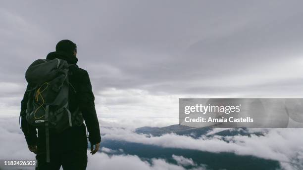 hombre de espaldas con mar de nubes de fondo - hombre de espaldas stock pictures, royalty-free photos & images