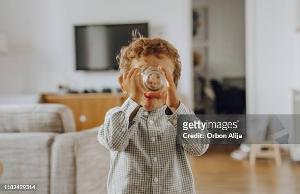 junge-trinkwasser - glas heim stock-fotos und bilder