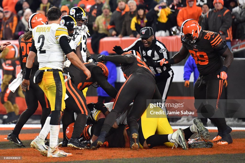 Pittsburgh Steelers v Cleveland Browns