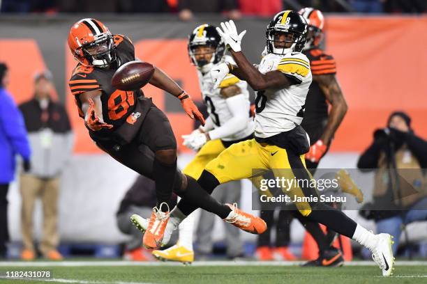 Demetrius Harris of the Cleveland Browns is unable to make a catch in the third quarter as Mike Hilton of the Pittsburgh Steelers defends at...