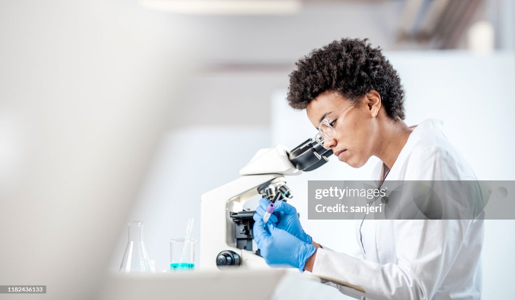 Giovane scienziato che lavora in laboratorio