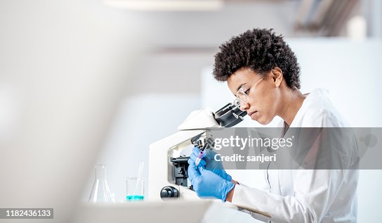 Ung vetenskapsman som arbetar i laboratoriet Ung vetenskapsman som arbetar i laboratoriet