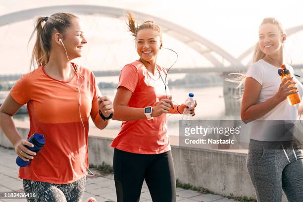 drie vrouwen die samen glimlachen - novi sad stockfoto's en -beelden