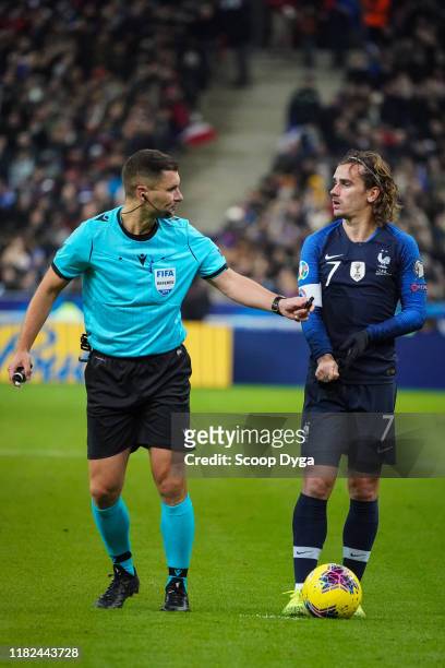 The Referee Gediminas MAZEIKA and Antoine GRIEZMANN of France during the Euro Cup Qualification - Group H match between France and Moldavie on...