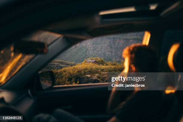 man op zoek naar uitzicht vanuit de auto - car window stockfoto's en -beelden