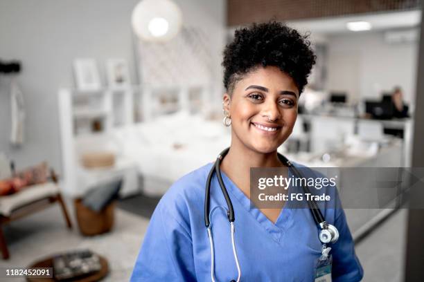 retrato de una joven enfermera/doctor - health care professional fotografías e imágenes de stock