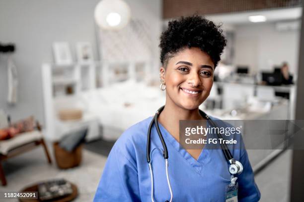 retrato de uma enfermeira/doutor novo - enfermeira - fotografias e filmes do acervo