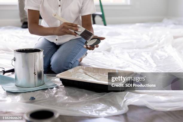 mujer irreconocible pinta habitación - paint tray fotografías e imágenes de stock