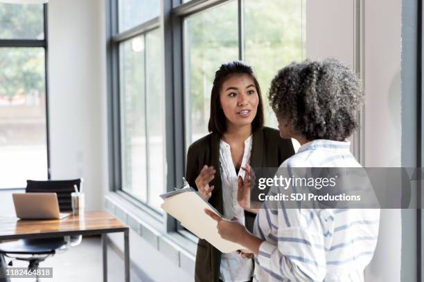 manager en medewerker bespreken personeelsproblemen - document management stockfoto's en -beelden