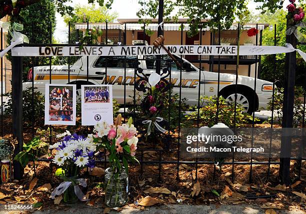 Macon, Georgia, : The fence in front of Lauren Giddings' apartment at 1058 Georgia Ave. Has been memorialized by her friends and others even as Macon...