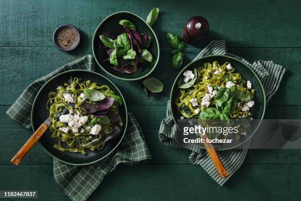 vegan gluten-free creamy spinach pasta - salad bowl stock pictures, royalty-free photos & images