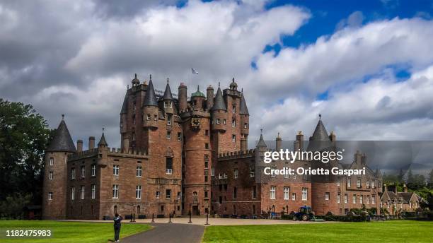 castillo de glamis, escocia - glamis castle fotografías e imágenes de stock