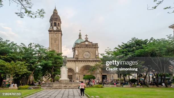 wide shot tourist visit cathedral intramuros manila, philippines - metro manila stock-fotos und bilder