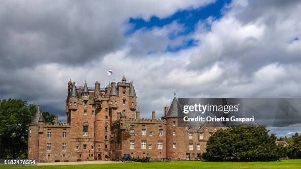 glamis castle, schottland - glamis castle in scotland stock-fotos und bilder