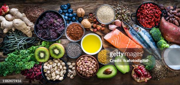 gesunde ernährung: auswahl der antioxidativen gruppe von lebensmitteln - speisen und getränke stock-fotos und bilder