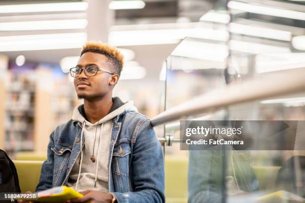 een african american university student studeren in de bibliotheek stockfoto - 17 stockfoto's en -beelden