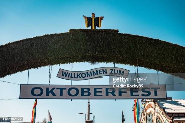 segnale d'ingresso principale all'oktoberfest di monaco in una mattinata di sole in ottobre - beer hall foto e immagini stock