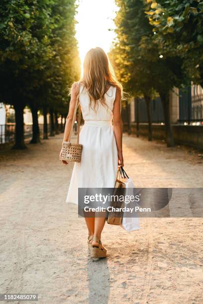 er is altijd winkelen aan het einde van de dag - dress stockfoto's en -beelden