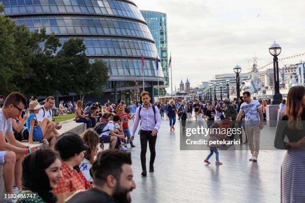 das southbank und die themse blicken von der tower bridge - sunny daily life at southbank of london stock-fotos und bilder