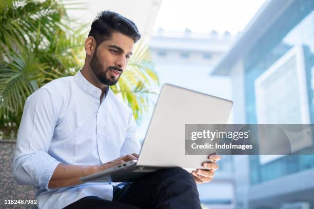 un homme d'affaires - indian photos et images de collection