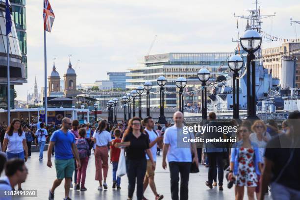 das southbank und die themse blicken von der tower bridge - sunny daily life at southbank of london stock-fotos und bilder