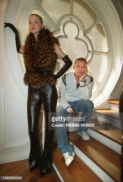 Un mannequin présente un modèle avec gilet en renard gold et noir, sur pantalon en soie large rebrodé, le 06 juillet 2000 à Paris, créé par le...