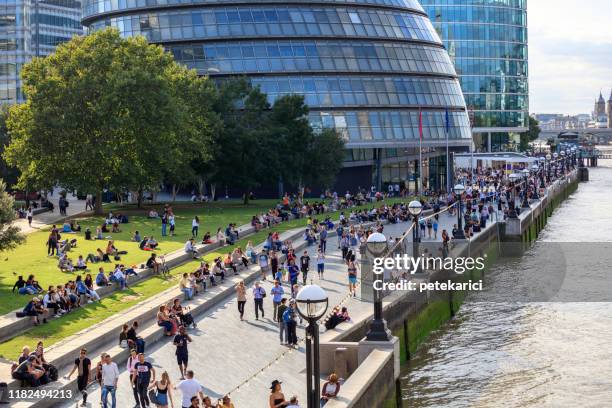 das southbank und die themse blicken von der tower bridge - sunny daily life at southbank of london stock-fotos und bilder