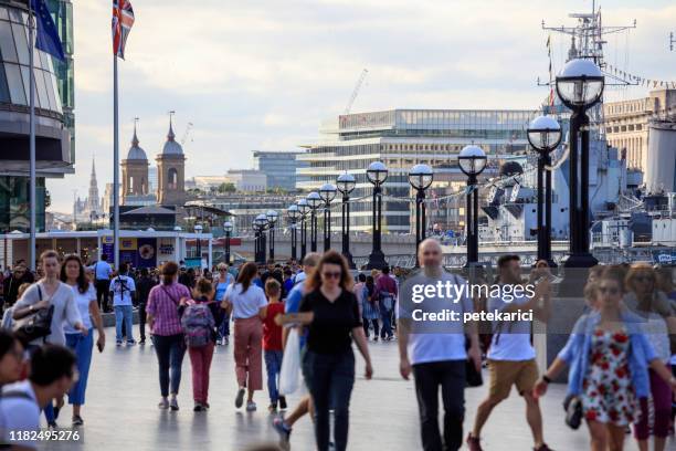 das southbank und die themse blicken von der tower bridge - sunny daily life at southbank of london stock-fotos und bilder