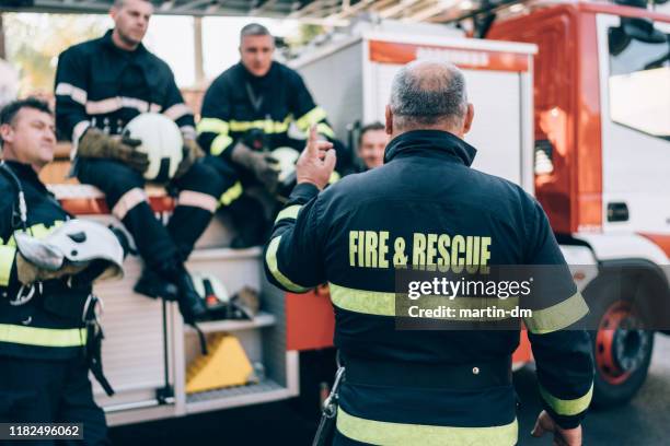bomberos en reunión antes del trabajo - emergency services fotografías e imágenes de stock