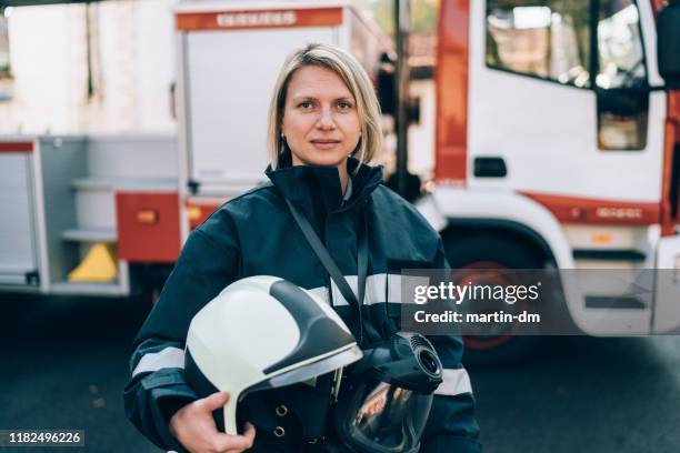 ritratto del pompiere - firefighter foto e immagini stock