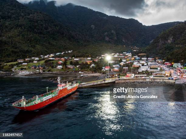渡輪抵達智利南部的拉競技場 - puerto montt 個照片及圖片檔