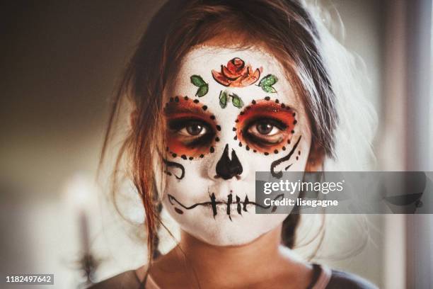 メイクアップスケルトンを持つ小さな女の子の肖像画 - zombie girl ストックフォトと画像