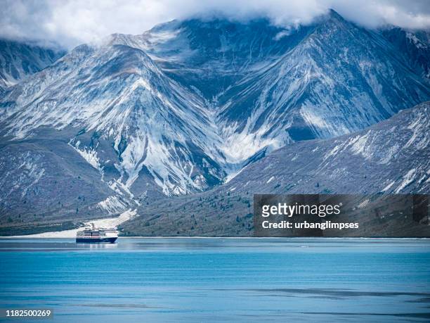 crucero navegando por el parque nacional glacier bay - hal fotografías e imágenes de stock