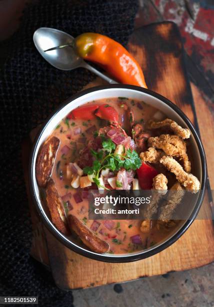 peruaanse ceviche en inktvis chicharron - peru stockfoto's en -beelden