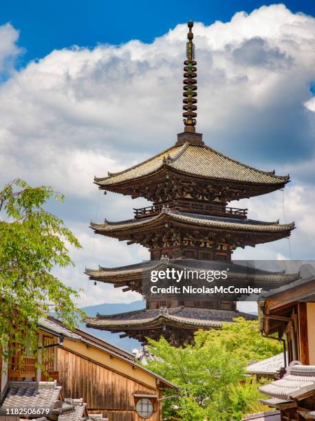 晴れた春の朝に屋上に昇る京都八坂パゴダ - 塔 ストックフォトと画像