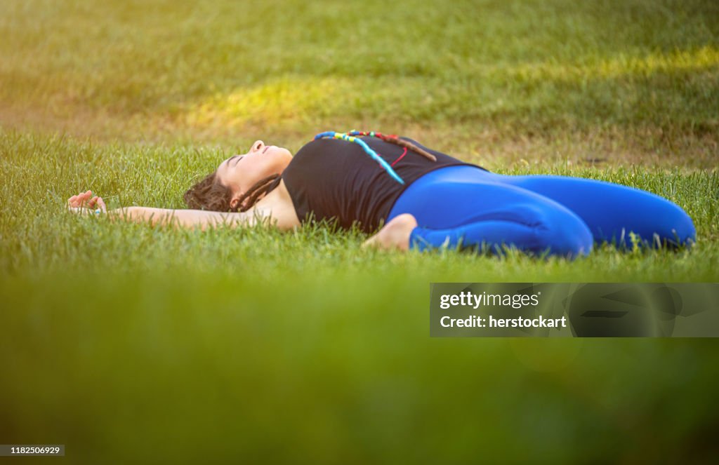 Femme de Yogi faisant le yoga dans la nature, Supta Virasana