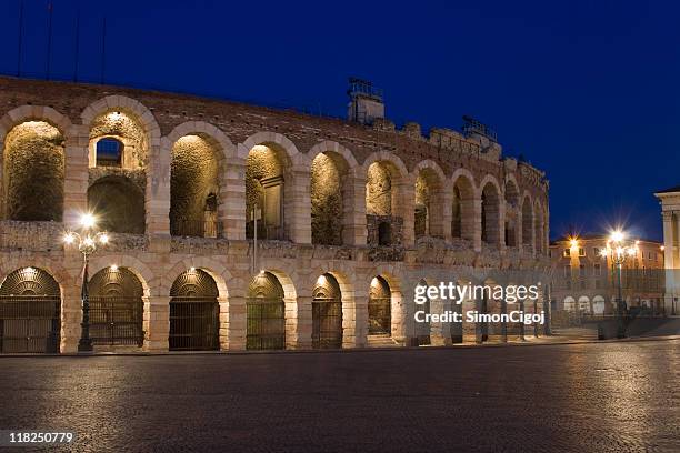 arena de verona por noite - verona imagens e fotografias de stock