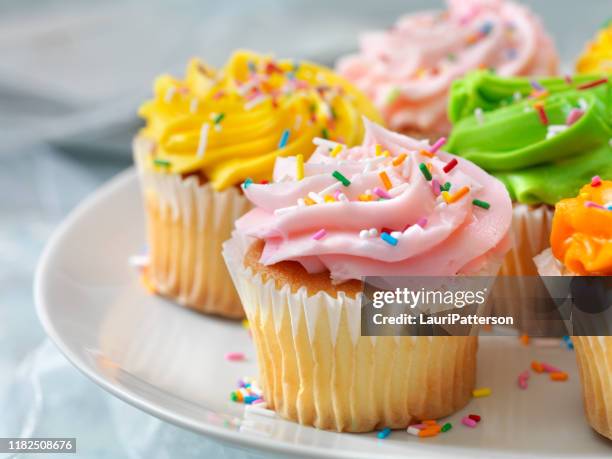 bunte cupcakes mit candy sprinkles - chocolate souffle stock-fotos und bilder
