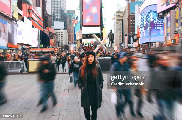 turista en nueva york, times square - manhattan autumn fotografías e imágenes de stock