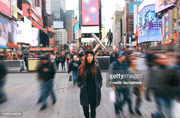 turista a new york, times square - folla foto e immagini stock